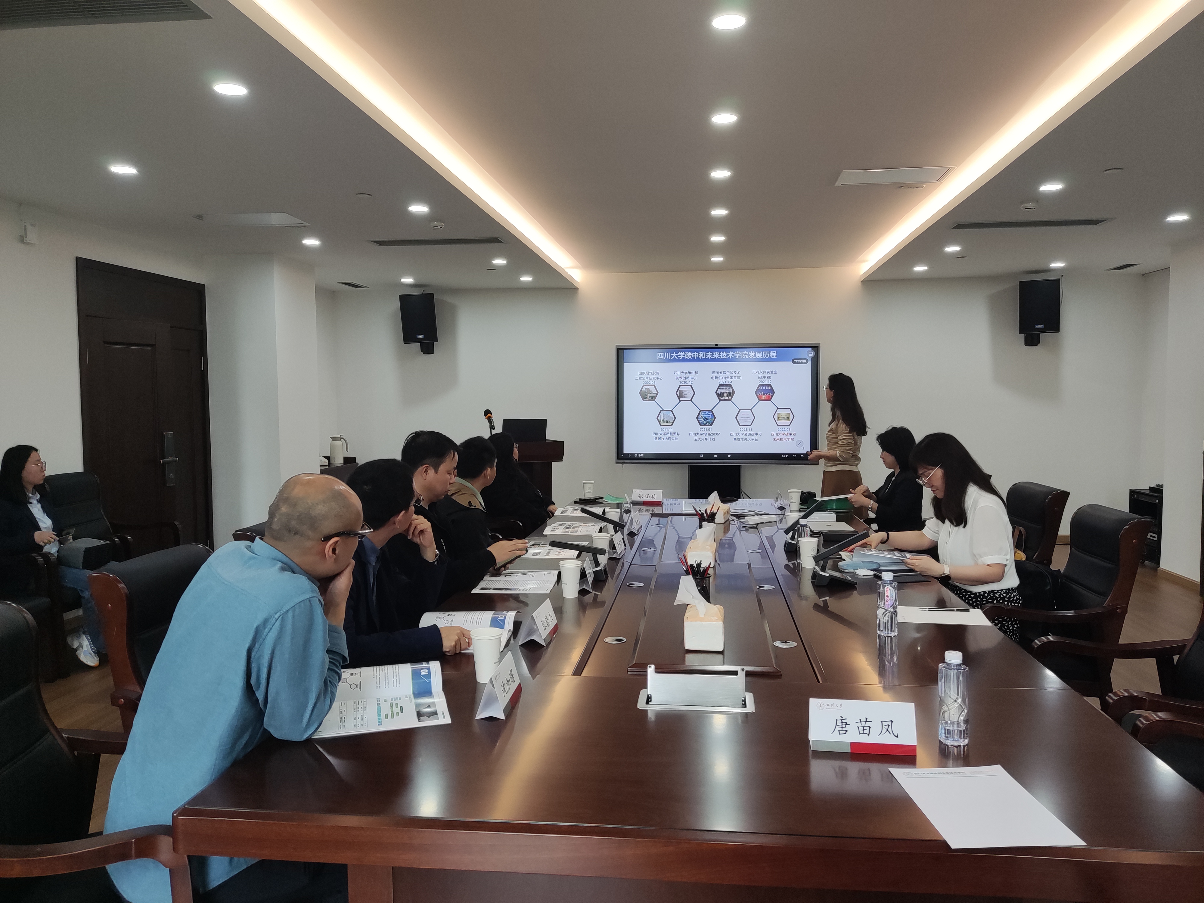 会议室里的人们描述已自动生成